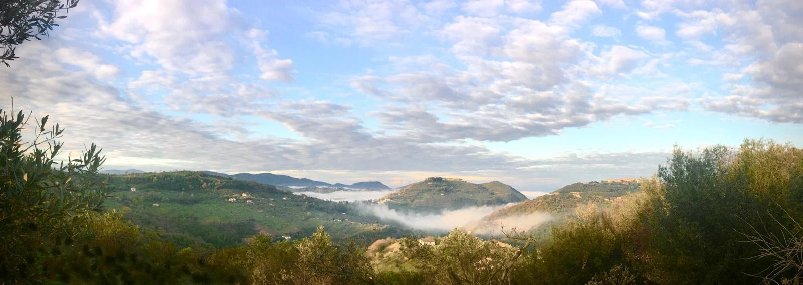 Le colline verdi della Sabina, con una sottile nebbia nella valle